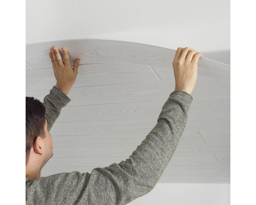 Deckenverkleidung mit Paneelen im Holzdesign.