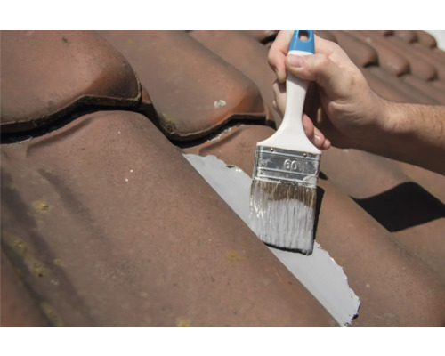 Anstreichen von Dachziegeln mit einem Pinsel