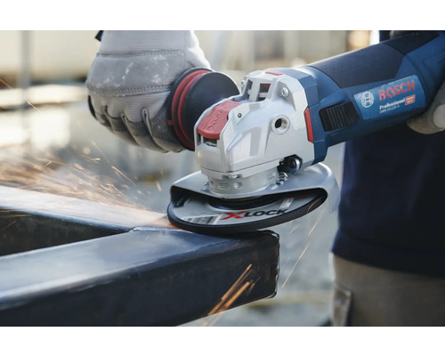 Meuleuse angulaire à une main meulant du métal avec des étincelles