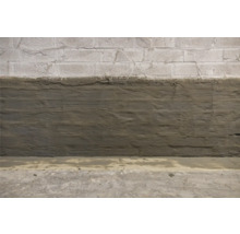 Feuchte Kellerwand mit Abdichtung und Betonboden
