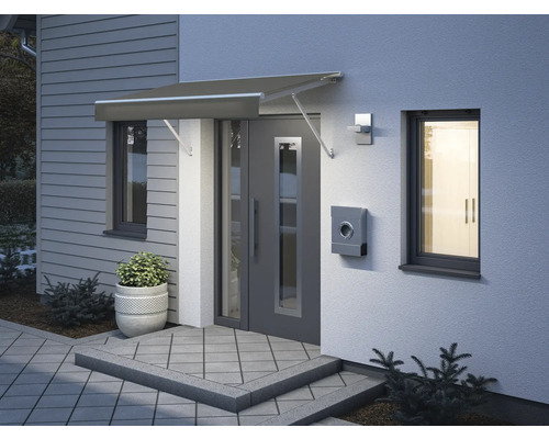 Espace d''entrée d''une maison avec un auvent de porte d''entrée, une boîte aux lettres et une applique murale