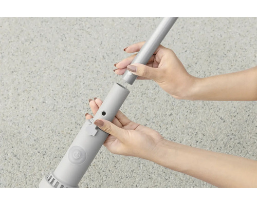 Fixation d''un manche sur un appareil de nettoyage avec des commandes