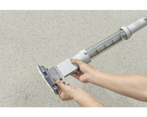 Aspirateur Lay-Z-Spa avec brosse en main