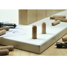 Tourillons en bois dans une pièce avec des outils