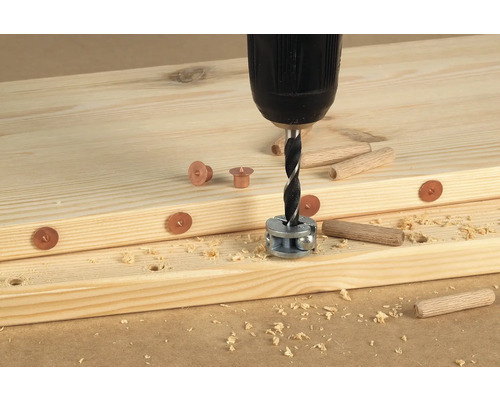 Assemblage de bois avec des goujons et une perceuse