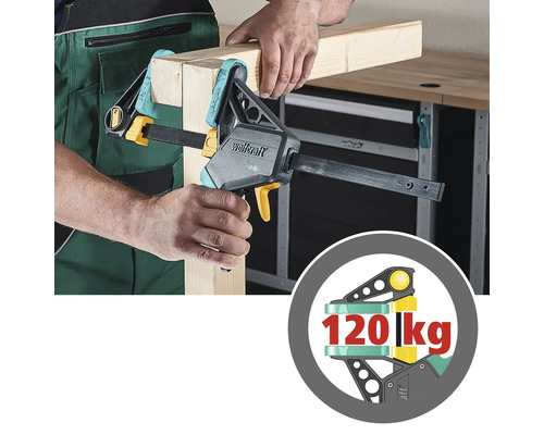 Une personne utilise une serre-joint à une main Wolfcraft pour fixer deux pièces de bois. Le sceau indique une capacité de charge de 120 kilogrammes.