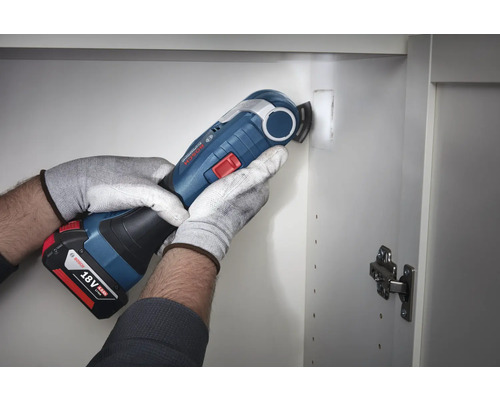 Utilisation d''un outil multifonction Bosch sur une armoire