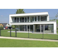 Maison moderne avec grand jardin et clôture métallique