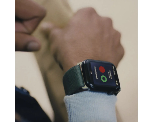 Gros plan d''une montre intelligente au poignet affichant un système de contrôle de verrouillage