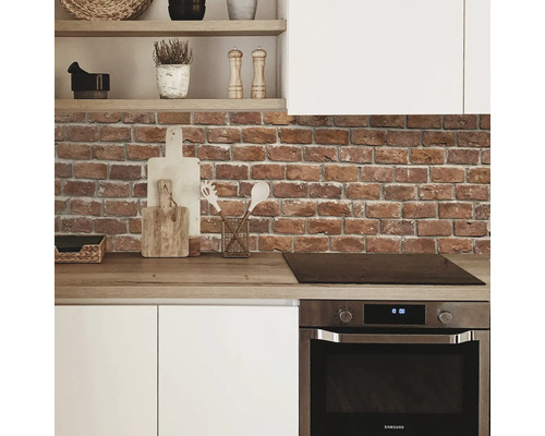 Scène de cuisine avec mur en briques, planches à découper, ustensiles de cuisine et four Samsung.