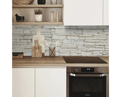 Scène de cuisine avec parement mural en pierre, four encastrable et plan de travail en bois