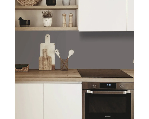 Scène de cuisine avec des ustensiles de cuisine et une plaque de cuisson électrique