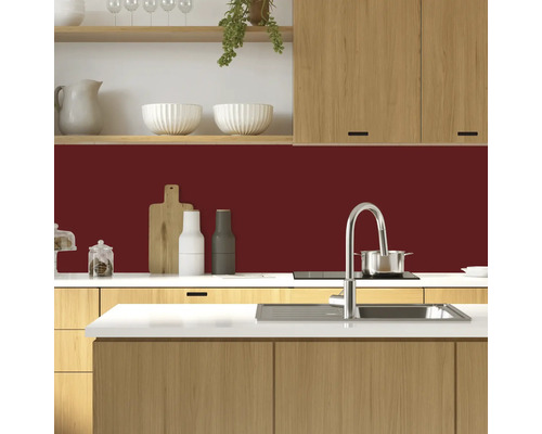 Scène de cuisine avec évier, robinet, plaque de cuisson et ustensiles de cuisine devant un mur coloré