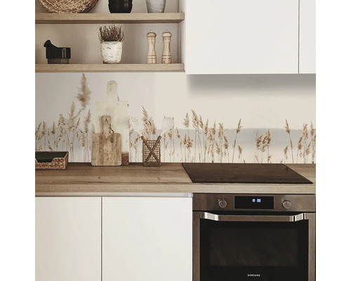 Scène de cuisine avec décor de cuisine moderne, comprenant un motif de roseaux sur la crédence