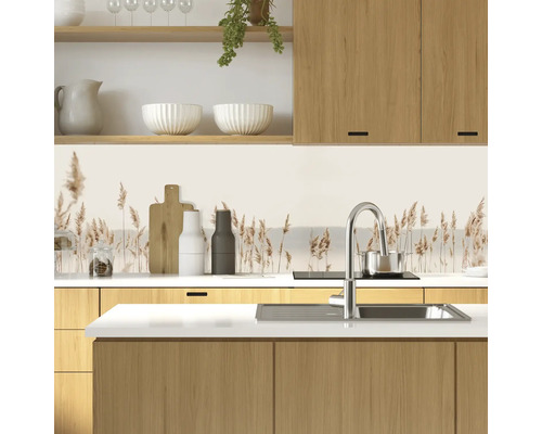 Scène de cuisine avec évier, robinet et motif de roseaux sur le mur