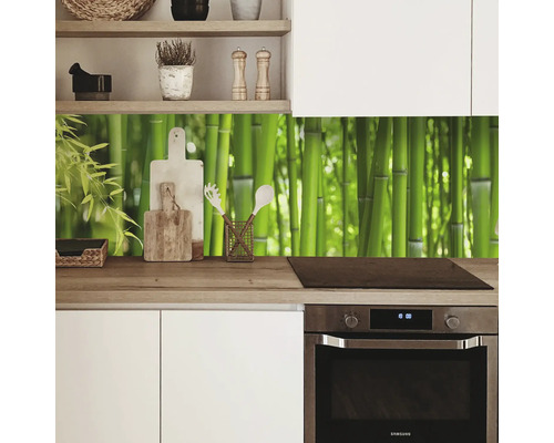 Crédence de cuisine avec motif bambou dans une cuisine moderne.