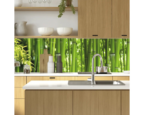 Cuisine moderne avec panneau mural en bambou