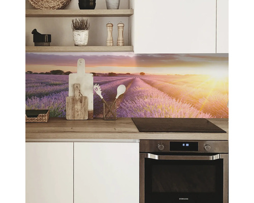 Crédence de cuisine avec un motif de champ de lavande derrière une cuisinière et des ustensiles de cuisine.