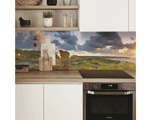 Crédence de cuisine avec motif de phare dans une cuisine