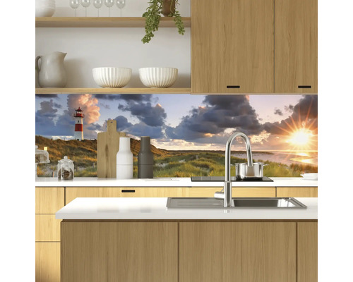 Crédence de cuisine avec motif de phare derrière l''évier et la cuisinière