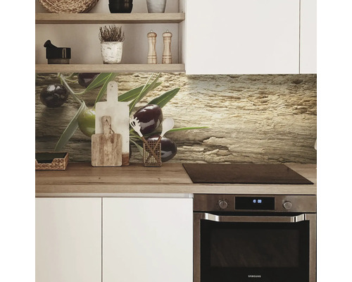 Crédence de cuisine avec motif d''olives au-dessus d''une cuisinière dans une cuisine moderne.