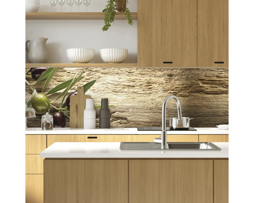 Scène de cuisine avec accents en bois, évier et robinet