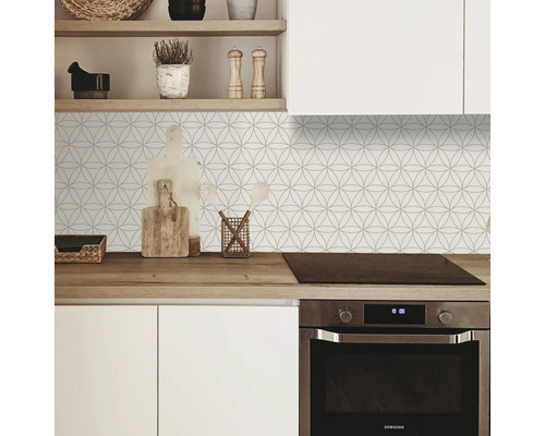 Scène de cuisine avec carrelage mural géométrique, plan de travail et four encastrable