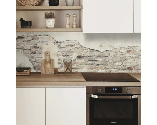 Cuisine avec décoration murale en briques, cuisinière et ustensiles de cuisine