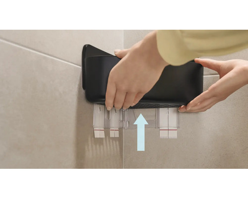 Personne montant une boîte de rangement de salle de bain au mur