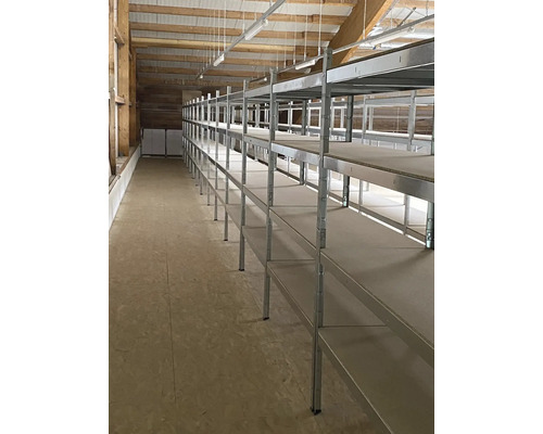 Espace de stockage avec étagères de rangement