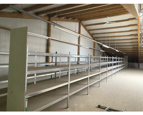 Entrepôt avec étagères en métal et en bois