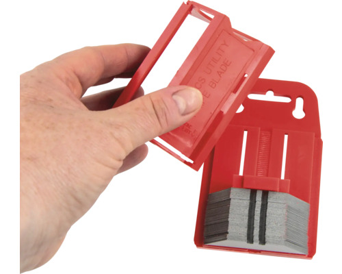 Paquet de lames de cutter avec une main ouvrant le couvercle
