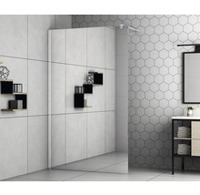 Duschabtrennung aus Glas im Badezimmer mit Regalen und Spiegel