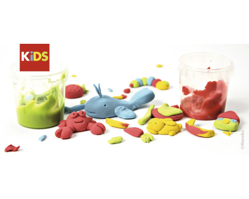 Pâte à modeler avec des figurines façonnées comme une baleine, un crabe et une chenille