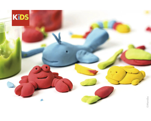 Diverses figurines en pâte à modeler telles qu''une baleine, un crabe et un lapin