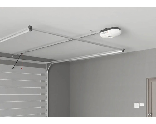 Garagentorantrieb mit Schienensystem an der Garagendecke montiert