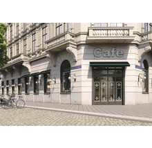 Aussenansicht eines Cafés in einem Stadtgebäude mit Markisen und Fahrrädern