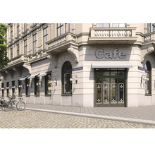 Extérieur d''un café dans un immeuble avec des stores et des vélos