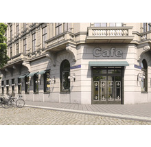 Aussenansicht eines Cafés in einem Gebäude im klassischen Stil mit Fahrrädern