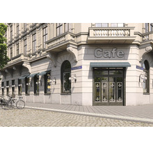 Aussenansicht eines Cafés in einem Gebäude im klassischen Stil mit Fahrrädern