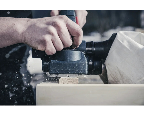 Rabot manuel en utilisation sur du bois