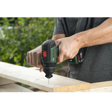 Mann schraubt Schraube mit einem Bosch Akku-Bohrschrauber in ein Holzbrett