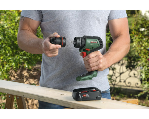 Aufsatz wird an Akku-Bohrschrauber befestigt, Bosch Logo