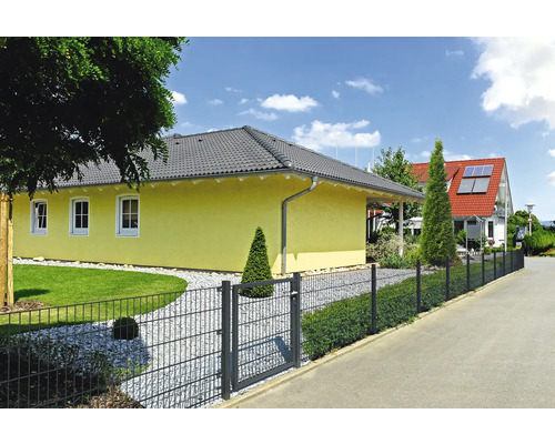 Maisons individuelles avec clôture en treillis soudé double fil pour délimiter la propriété.
