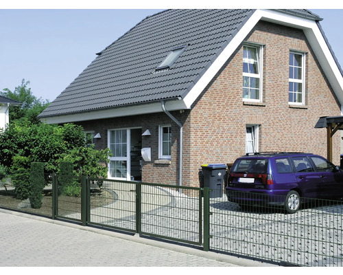 Portail double en métal devant une maison d''habitation