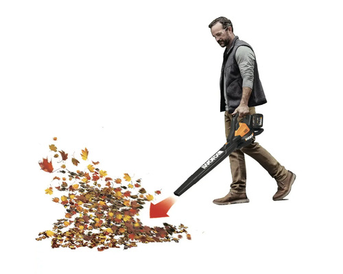 Un homme utilise un souffleur de feuilles sans fil pour enlever les feuilles mortes
