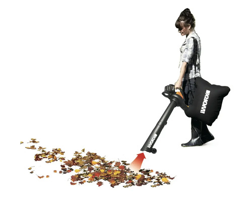 Une femme utilise un aspirateur de feuilles de la marque Worx pour ramasser les feuilles.