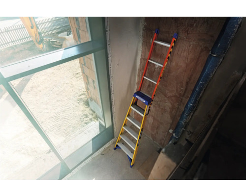 Escabeau sur un chantier à côté d''une fenêtre