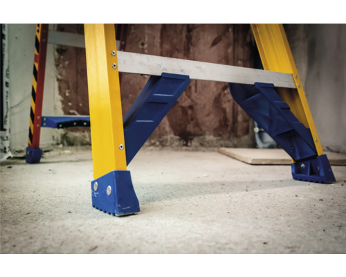 Gros plan d''une échelle jaune avec des pieds bleus pour plus de stabilité.