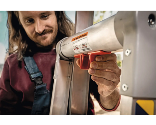 Homme utilisant le mécanisme d''extension sur une échelle